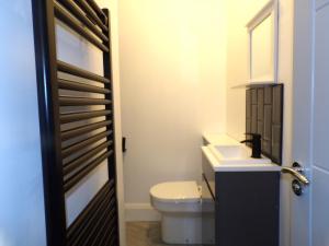 bagno con servizi igienici e lavandino di Hazelhurst House - 4 bedrooms 2 bathrooms a Stoke on Trent