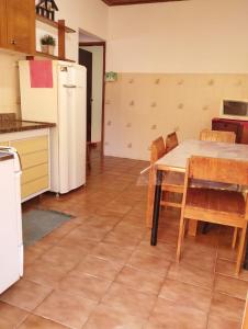 A cozinha ou cozinha compacta de Casa ampla, 2 qtos, varanda, região de Extrema