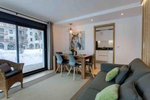 a living room with a couch and a table at La Belle Cordee SPA lujo y piscina CHAMONIX in Chamonix-Mont-Blanc