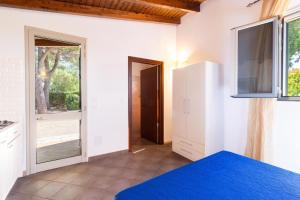 Habitación con cocina con ventana y puerta en Villetta Fiore B&B, en Cutrofiano