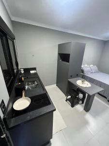 baño pequeño con lavabo y cama en Hospedagem Confortável e Prática para viajantes e férias - Próxima à BR-101 en São José