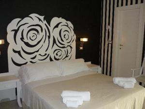 Een bed of bedden in een kamer bij Le Cinema Boutique Hotel