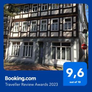una imagen de un edificio con las palabras premios de revisión de viajes en Barrierefreie Unterkunft - Fachwerk mit Flair en Osterode