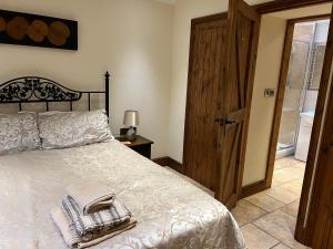 um quarto com uma cama com duas toalhas em The Annexe em Beeston