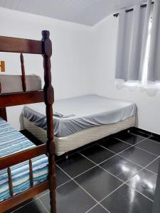 a bedroom with a bunk bed in a room at Casa inteira em chácara, 20 min centro. in Curitiba