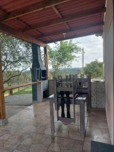 a patio with a stove and a table and chairs at Casa inteira em chácara, 20 min centro. in Curitiba