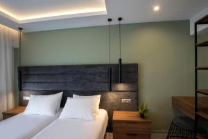 ロードス・タウンにあるUnique Central Lee Pham Apartmentの白いシーツが敷かれたベッドが2つある寝室