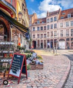a street with buildings and a sign on the street at Le Nouveau Moulin by concierge city in Lille