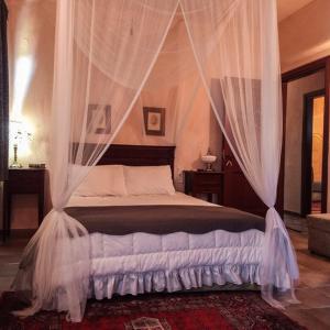 1 dormitorio con 1 cama con mosquitera en Αρχοντικό Άννα Μαρία - Βουργαρέλι Τζουμέρκα, en Vourgareli
