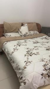 eine Couch mit einer weißen Decke und Kissen darauf in der Unterkunft uhud view apartment in Medina
