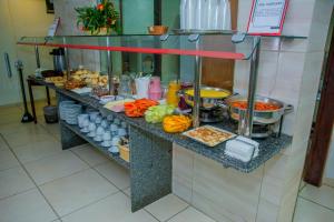 una línea de buffet con varios productos alimenticios expuestos en Brisa do Mar Beach Hotel, en Natal