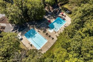 widok na dwa baseny w parku w obiekcie The Black Forest Chalet - Hot Tub, Hiking, Kayak w mieście East Stroudsburg