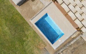 - une vue sur la piscine dans une maison dans l'établissement Maritina Houses, à Anafonítria