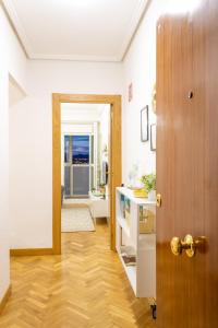 a hallway with a door open to a room at Los Sauces Pamplona Hospitales Universidad in Barañáin