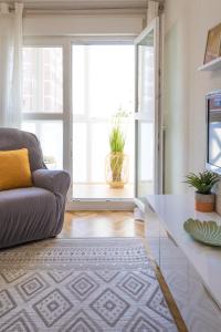 a living room with a couch and a glass table at Los Sauces Pamplona Hospitales Universidad in Barañáin +34 photos