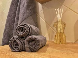 een stapel handdoeken zittend op een tafel in een badkamer bij [FIERA] Bologna Expo Home in Bologna