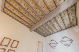 una habitación con techo artesonado con animales. en Thea - Centro Storico, en Monza