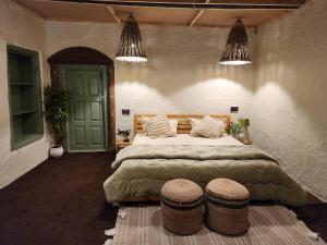 Postel nebo postele na pokoji v ubytování Mudhouse Bir + 35 fotografií