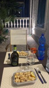 stół z tacą z jedzeniem na stole w obiekcie A due passi dal mare w mieście Castiglioncello