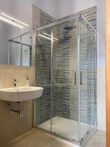 卡斯蒂利翁切洛的住宿－A due passi dal mare，一间带玻璃淋浴和水槽的浴室
