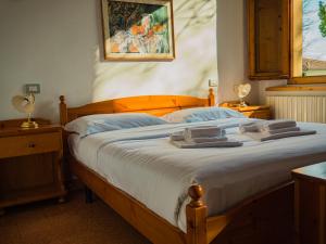 una camera da letto con un letto e due asciugamani di B&B Villa Erika a Villa San Martino