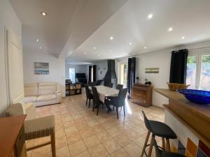 a kitchen and living room with a table and chairs at Villa Giens - Plage à pied -9 couchages in Hyères