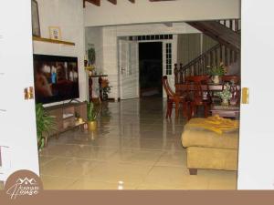 sala de estar con TV y comedor en Full house, 11BR, 12BA, 10 min from SJO Airport, en Heredia