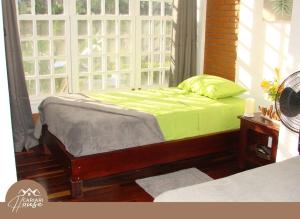 Cama en habitación con ventana en Full house, 11BR, 12BA, 10 min from SJO Airport, en Heredia