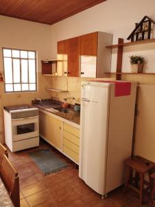 A cozinha ou cozinha compacta de Casa ampla, 2 qtos, varanda, região de Extrema