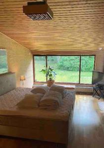 1 dormitorio con 1 cama grande y ventana grande en Cozy house near the sea en Höllviken