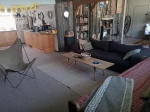 אזור ישיבה ב-ocho guesthouse & weaver's studio