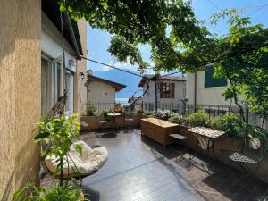 un patio con piante in vaso sul balcone di B&B Casa Limone a Limone sul Garda