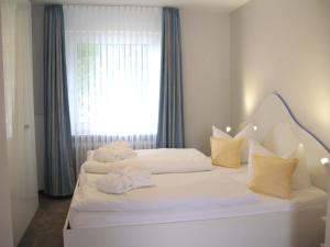 Letto o letti in una camera di Frühstückshotel Seemannsbraut Amrum-adults only ab 18 Jahre-keine Haustiere-
