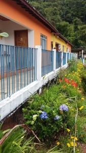 Um jardim em Casa ampla, 2 qtos, varanda, região de Extrema