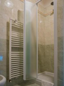 y baño con ducha y puerta de cristal. en B&B Villa Erika, en Villa San Martino