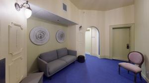 - un salon avec un canapé et une chaise dans l'établissement Auberge Jeunesse QBEDS Hostel, à Québec