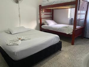 Dos camas en una habitación con dos literas. en Hotel Estadio Suite, en Medellín 51 fotos más