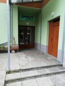 una entrada a un edificio de oficinas con puerta de madera en Ubytování pod Pradědem - Karlov pod Pradědem, en Bruntál
