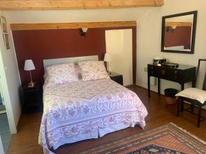 Postel nebo postele na pokoji v ubytování Comfortable Gite (3) in attractive Languedoc village