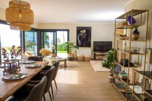 una sala de estar con una mesa larga y sillas en Villa Moritz en Santa Úrsula