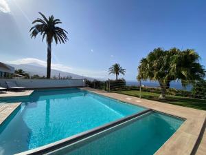 a swimming pool with a view of the ocean at Villa Moritz in Santa Úrsula