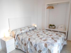 - une chambre avec un lit, une table et une fenêtre dans l'établissement Navegante, à El Puerto de Santa María