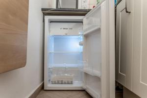 um frigorífico vazio com a porta aberta numa cozinha em Fiuggi Dream: La Casa dei Sogni em Fiuggi