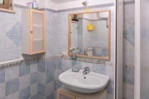 uma casa de banho com um lavatório e um espelho em Fiuggi Dream: La Casa dei Sogni em Fiuggi