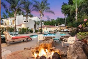 um quintal com uma piscina e uma lareira em The Malibu Retreat Private Compound w/ Salt Water Pool + Views em Malibu