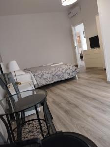 een slaapkamer met een bed en een stoel in een kamer bij Affittacamere Polese in Bologna +15 foto's