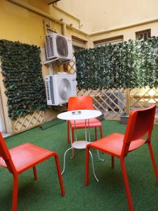 2 chaises, une table, une table et des chaises dans l'établissement Affittacamere Polese, à Bologne