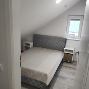 En eller flere senge i et værelse på Vila Naktižiedė