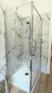 eine Dusche im Bad mit Marmorwand in der Unterkunft I Love Verona - Zona Fiera in Verona