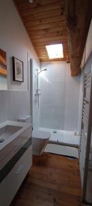 uma casa de banho com uma banheira, um WC e um lavatório. em CASA ZORITAS em Antimio de Arriba